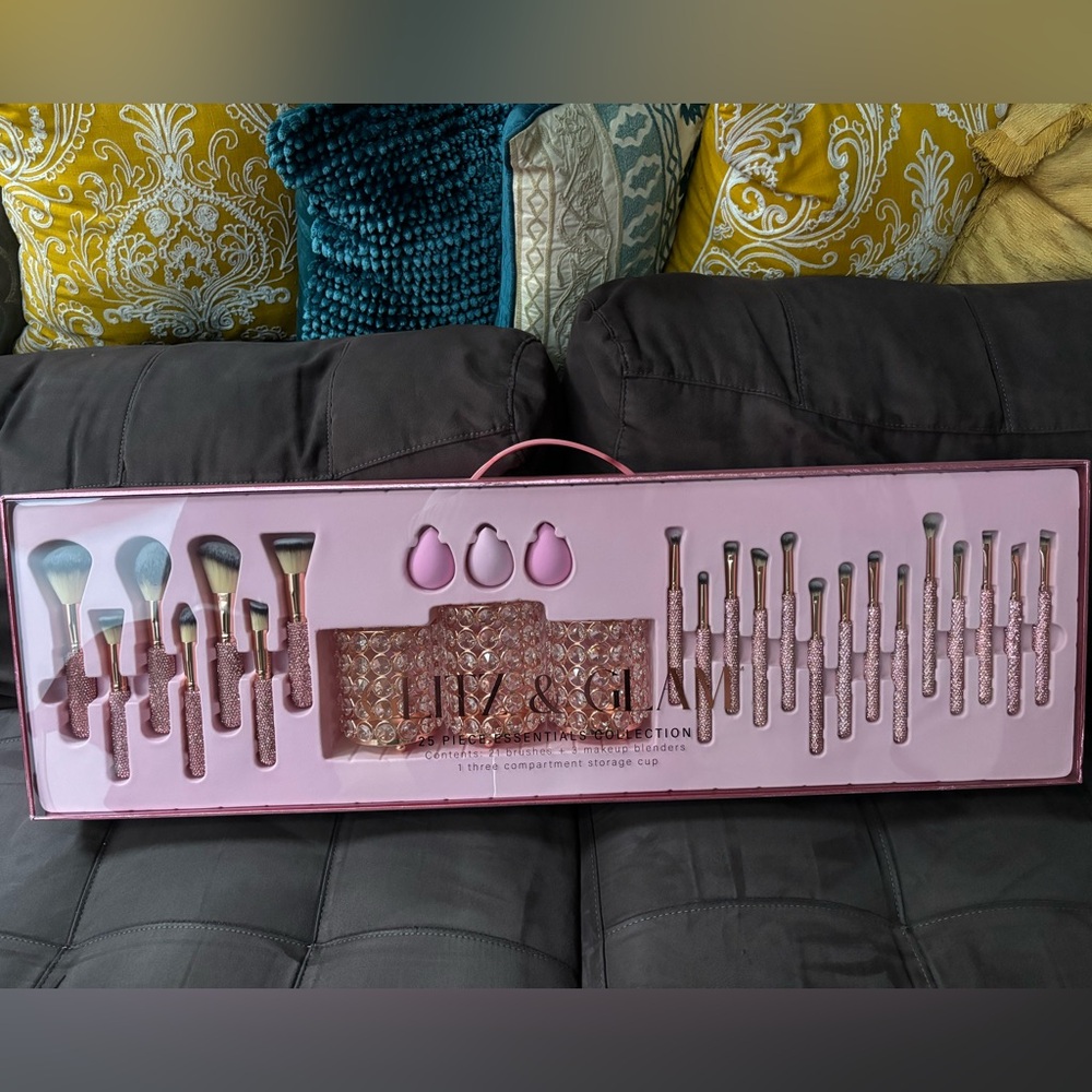 * ONLY 1 LEFT* GLITZ & GLAM 25 Piece Essentials Collection